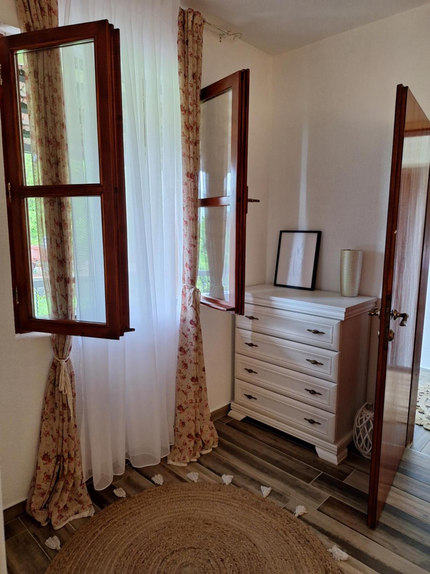 Banjo Rustic House Lake View ヴィルパザル エクステリア 写真